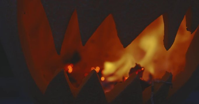 Halloween K&uuml;rbis brennt 