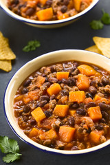 Hausgemachter Chili con Carne aus Bohnen, Hackfleisch, Tomatensauce und Kürbis (Selektiver Fokus, Fokus ein Drittel in das Bild)