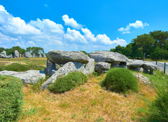 Vista Paisaje del Dolmen de Kermario en el Yacimiento Prehistórico Neolítico y Celta de Menhires de Carnac, Morbihan, Bretaña, Francia © Juanje Pérez