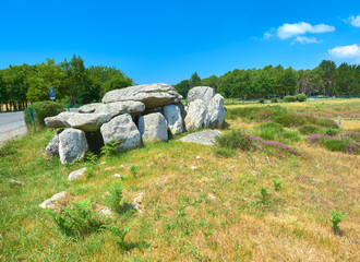 Vista Paisaje del Dolmen de Kermario en el Yacimiento Prehistórico Neolítico y Celta de Menhires de Carnac, Morbihan, Bretaña, Francia