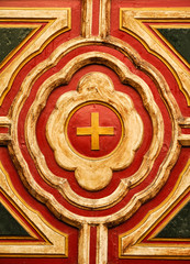 Bella puerta decorada con formas geométricas en Pamplona, Navarra, España