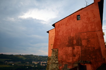 Rote Hausfassaden in Orte