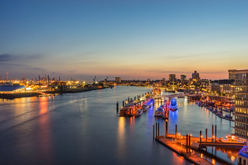 Obraz premium Hamburg Hafen Skyline Sonnenuntergang