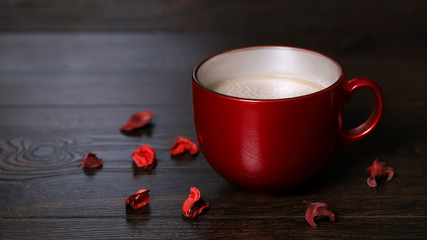 Горячий утренний кофе с молоком в красной чашке