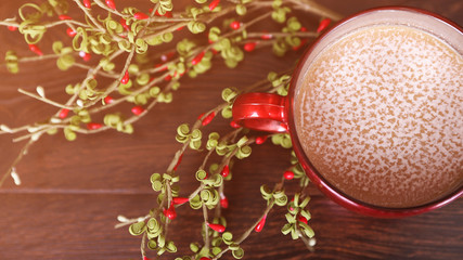 Горячий кофе ранним утром в красной чашке