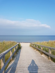 Fototapeta na wymiar Strandübergang zur Ostsee mit Schatten des Fotografen