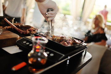 le chef organise une master class de cuisson de viande pour les convives du restaurant