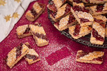 Linzerschnitten mit Puderzucker