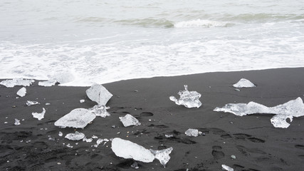 Eiskristalle auf schwarzem Lavasand am Diamond Beach - Gletscherlagune Jökulsárlón, Island