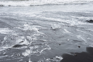 Eiskristalle auf schwarzem Lavasand am Diamond Beach - Gletscherlagune Jökulsárlón, Island
