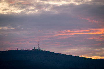 Himmel Färbung mit der Silhouette vom Brocken im Harz