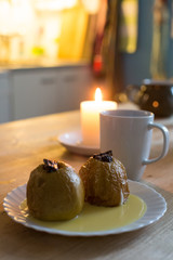 Bratapfel mit Vanillesoße
 hochformat