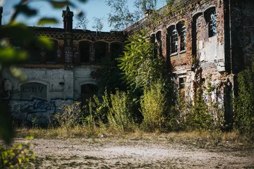 Fotobehang verlaten fabrieksgebouw © kay fochtmann