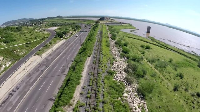 vista aerea de v&iacute;as de ferrocarril a un costado de carretera