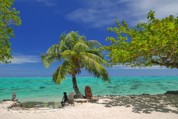enfant regardant le lagon à Moorea