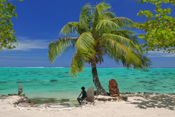 enfant regardant le lagon à Moorea