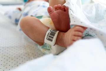 Pies de recién nacido con código de identificación