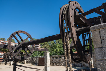 Noria antigua de madera en Allariz, Ourense. Galicia, España.