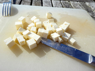 Feta Würfel  schneiden für Tomatensalat