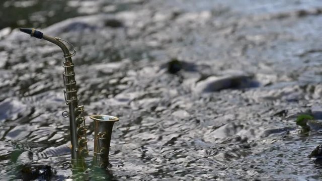 Sax Slow Motion in water