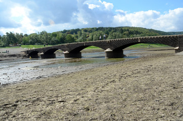 aufgetauchte alte Brücke bei Asel am Ederstausee bei Wassermangel