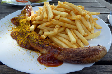 Currywurst mit Pommes