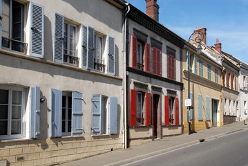 Fototapeta na wymiar Ville de Dreux, façades colorées volets rouge et bleu, du centre historique, Normandie, France