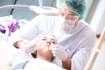 Obraz premium Woman visiting doctor for plastic surgery