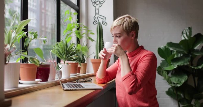 Freelance businesswoman working in a cafe