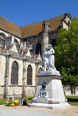 Ville de Dreux, monument aux morts fleuri vers l'église Saint-Pierre (XVIe siècle), département...