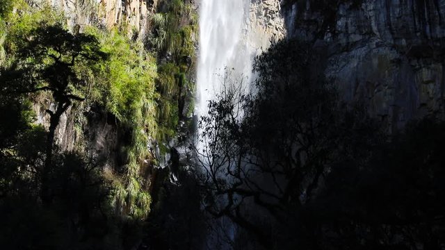 Cascata e rocha