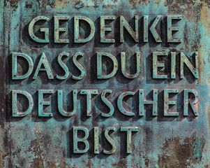 Gedenke dass Du ein Deutscher bist Bronzetafel Inschrift