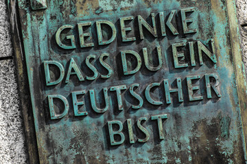 Gedenke dass Du ein Deutscher bist Bronzetafel Inschrift