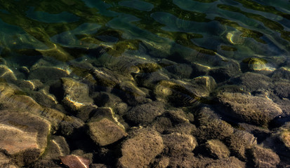 Flussufer mit Steinen