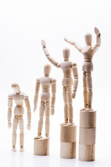 順位別に並ぶ木の人形