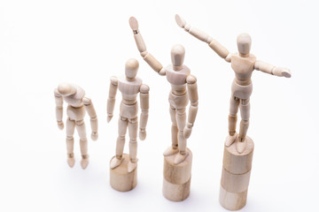 順位別に並ぶ木の人形