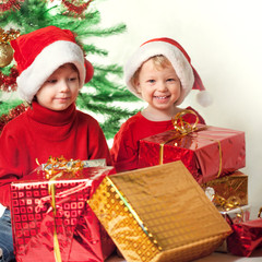 Obraz na płótnie Canvas happy boy with christmas gift near Christmas tree
