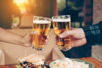 Crédence de cuisine en verre imprimé Bar Gros amis adolescents portant un toast et tintant avec un verre de bière.