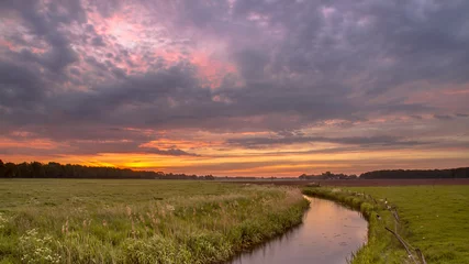 Gordijnen Sunrise over broad river valley landscape © creativenature.nl