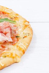 Pizza Prosciutto Schinken Textfreiraum Copyspace Hochformat auf Holzbrett