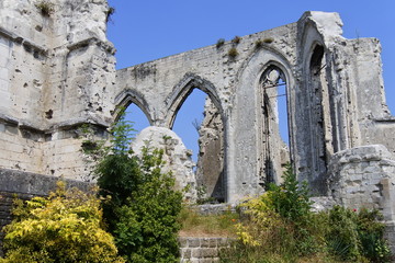 Fototapeta na wymiar Die Ruine der Kirche in Ablain-Saint-Nazaire 