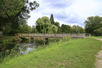 Holzbr&uuml;cke &uuml;ber den Fluss Nebel in G&uuml;strow
