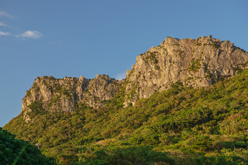 朝日に照らされる安須森御嶽