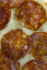 Pizza con salame piccante e mozzarella