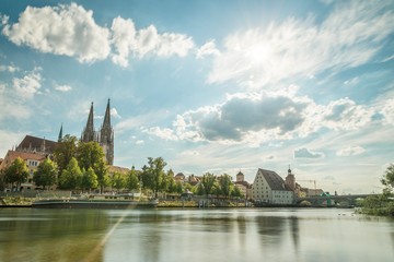 Obraz premium Blick auf den Dom und die steinerne Brücke in Regensburg, Deutschland