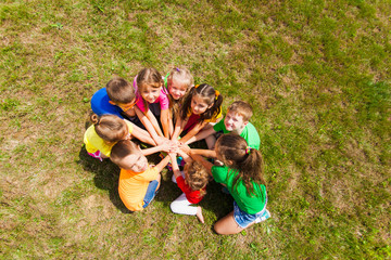 The kids decided to learn english in the summer outdoors