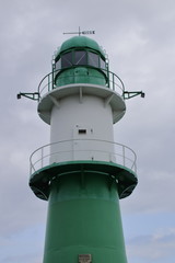 Grüner Leuchtturm in der Hafeneinfahrt von Warnemünde bei Rostock