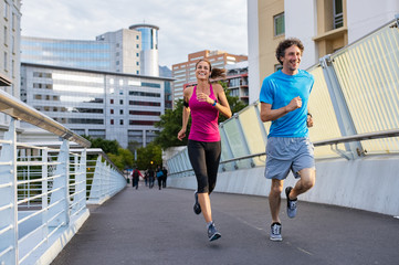 Glimlachend ouder stel joggen