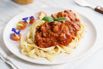 linguine pasta with tomato sauce