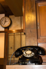 日本の古い懐かしい黒電話と時計